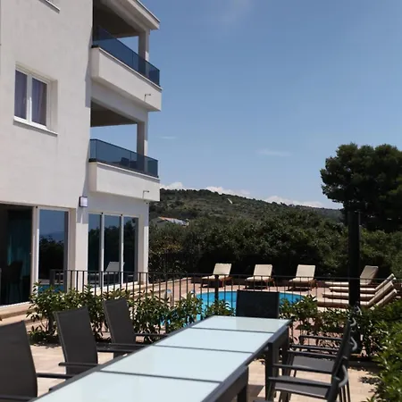 Pia - Ground Floor Τρογκίρ